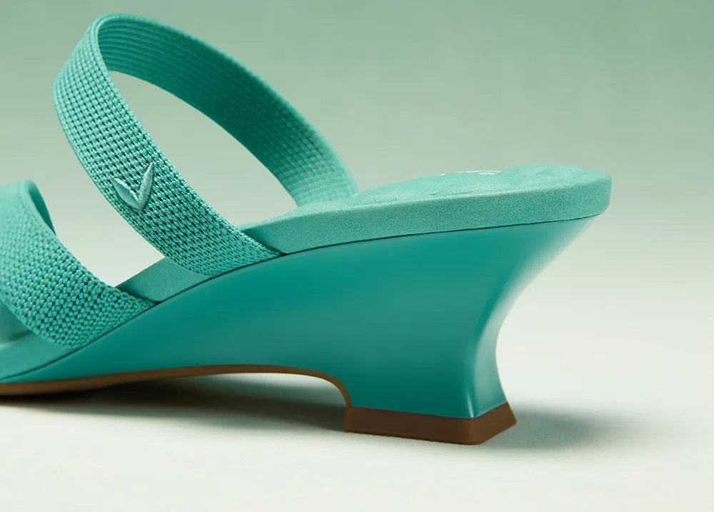 Round-Toe Toe Ring Sandals (Eden)